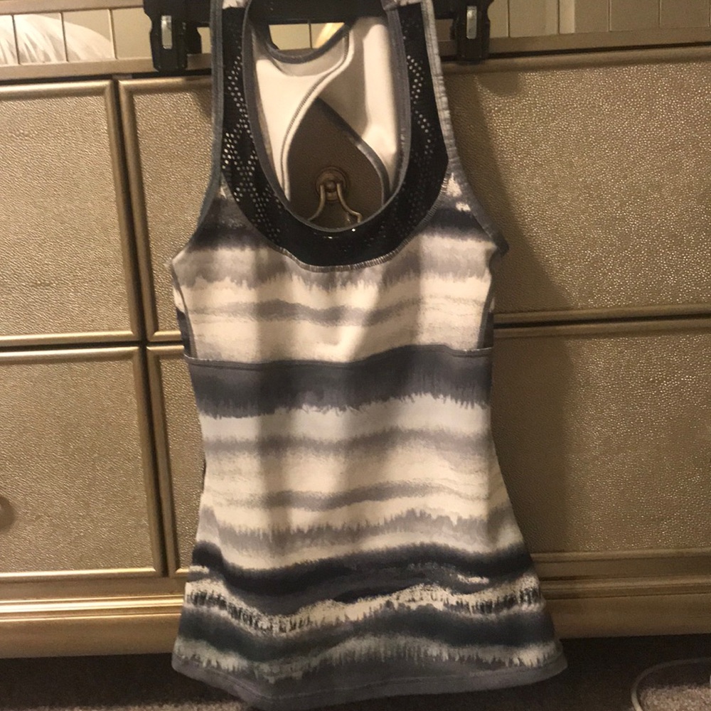 fitting athletic top - Picture 3 of 3